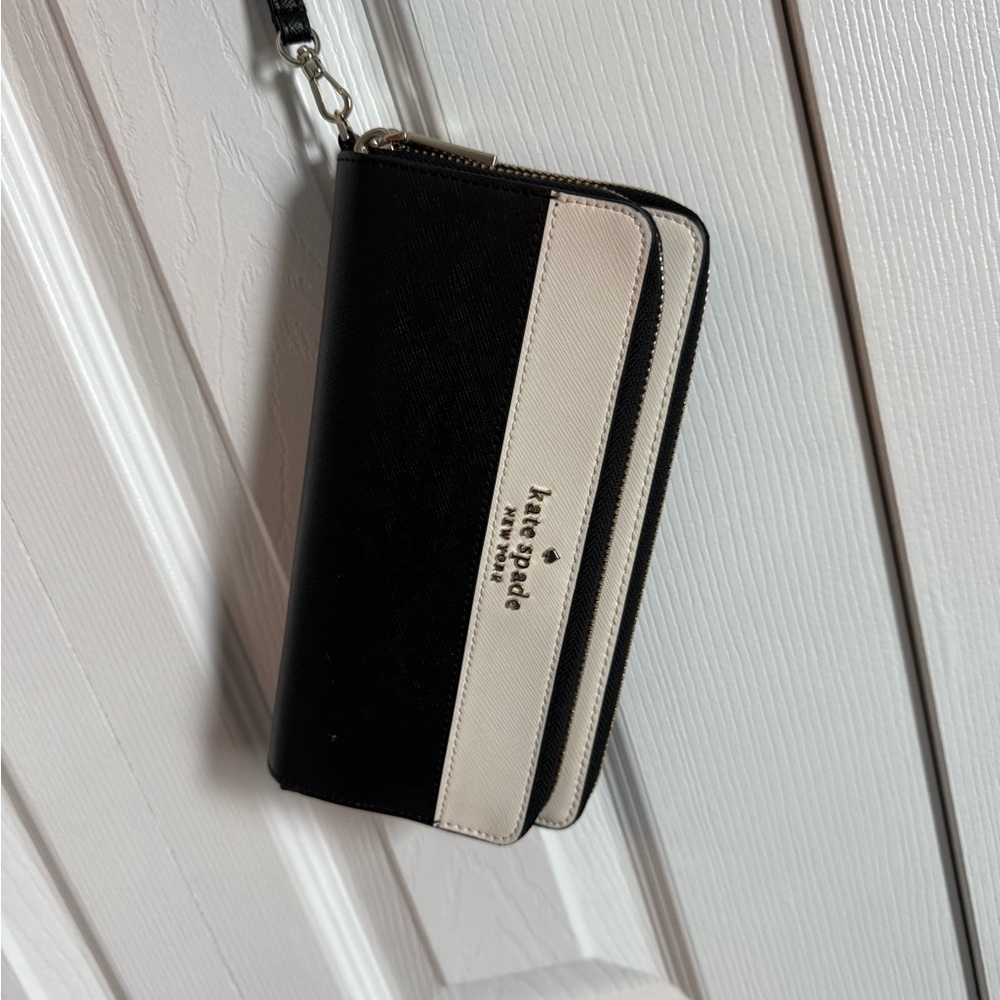 Kate Spade Black and Cream Wristlet